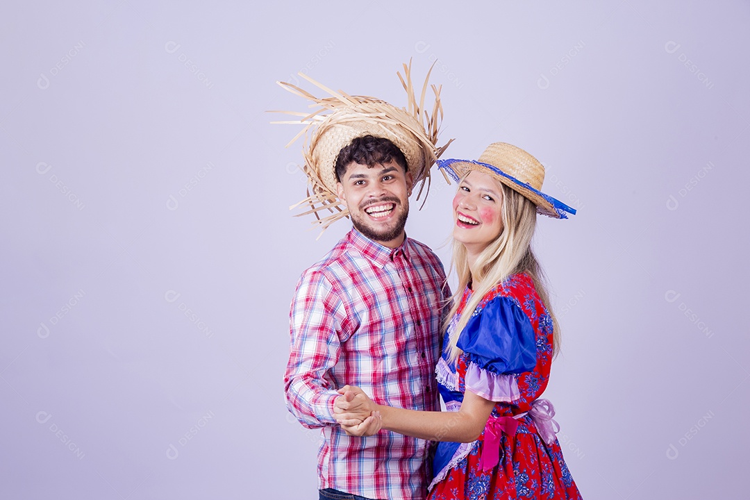 Lindo casal usando roupas típicas festa juninas sobre fundo isolado