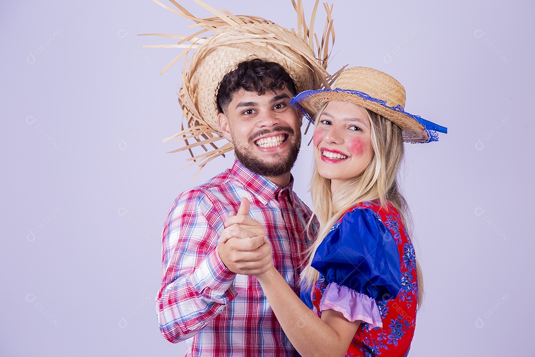 Lindo casal usando roupas típicas festa juninas sobre fundo isolado