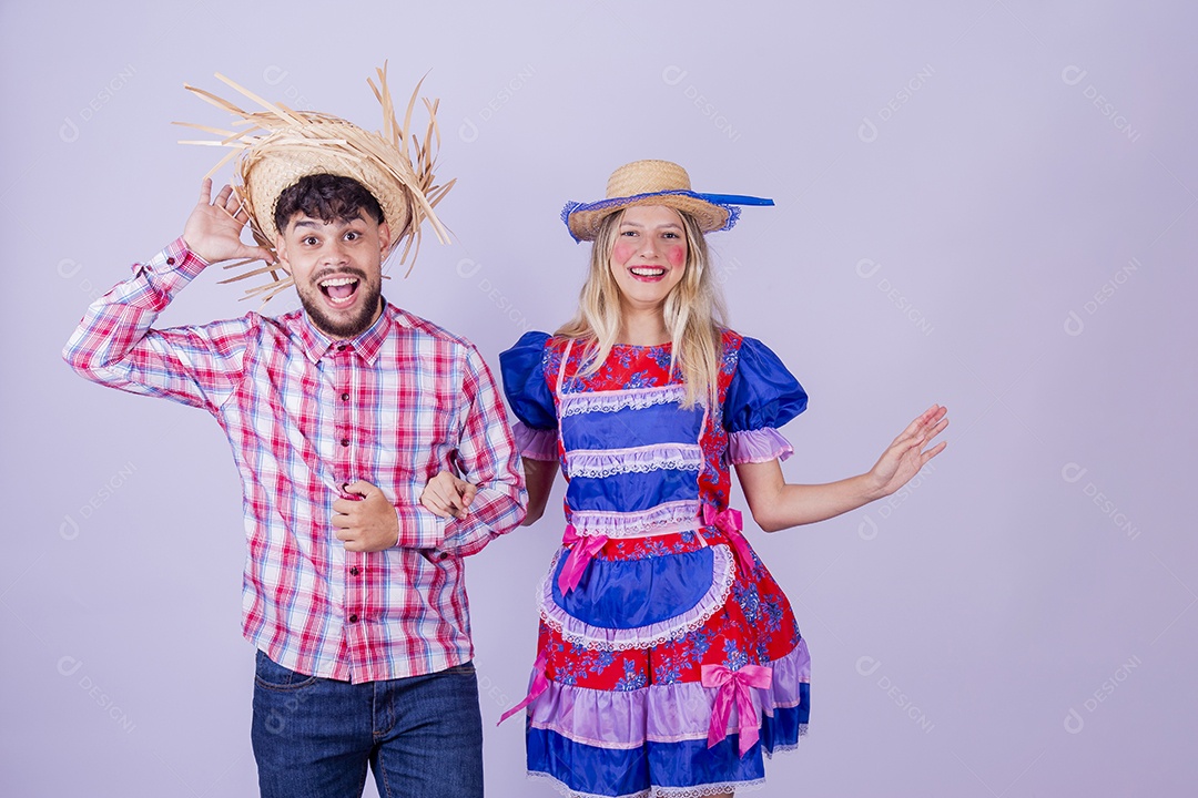 Lindo casal usando roupas típicas festa juninas sobre fundo isolado