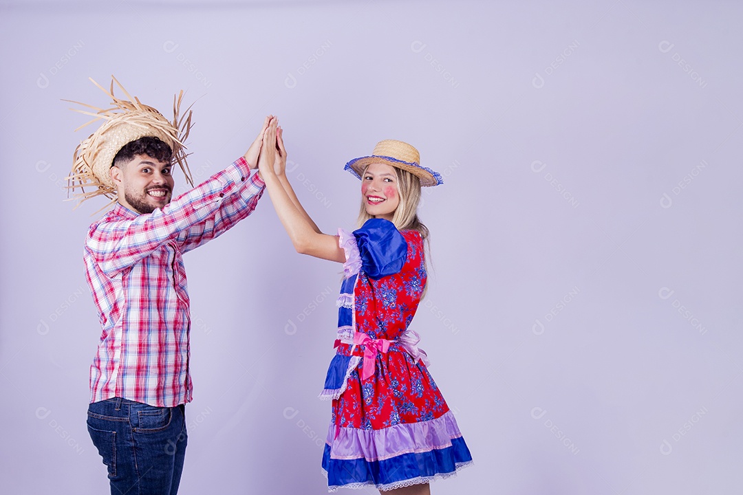 Lindo casal usando roupas típicas festa juninas sobre fundo isolado