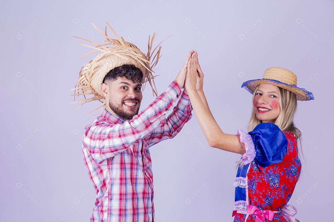 Lindo casal usando roupas típicas festa juninas sobre fundo isolado
