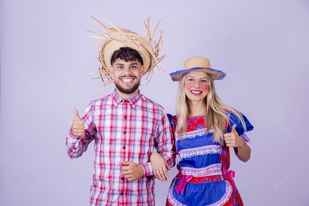 Lindo casal usando roupas típicas festa juninas sobre fundo isolado