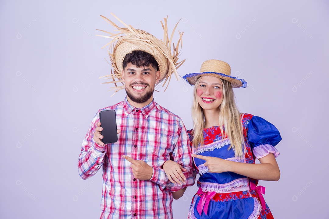 Lindo casal usando roupas típicas festa juninas sobre fundo isolado