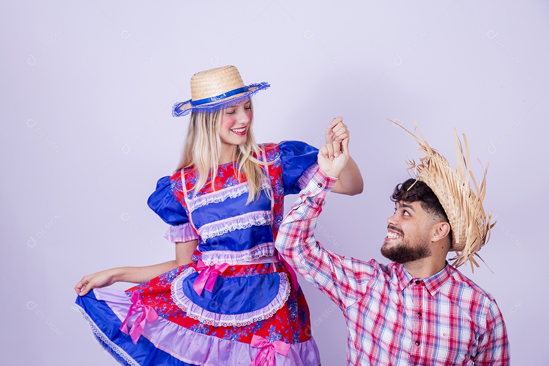 Lindo casal usando roupas típicas festa juninas sobre fundo isolado