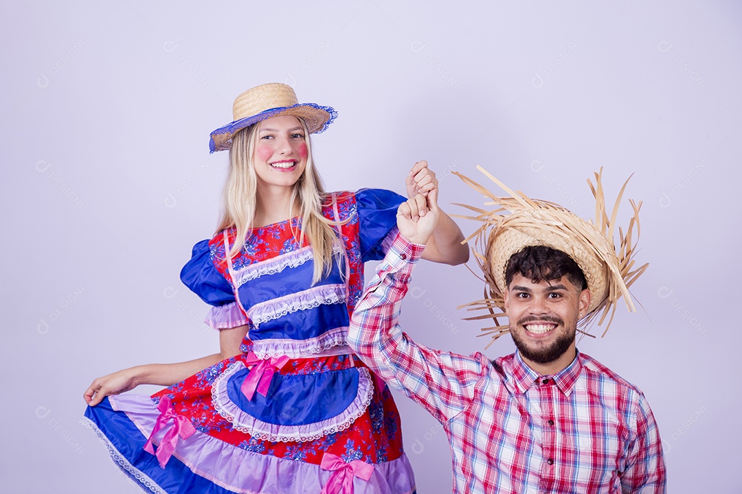 Lindo casal usando roupas típicas festa juninas sobre fundo isolado