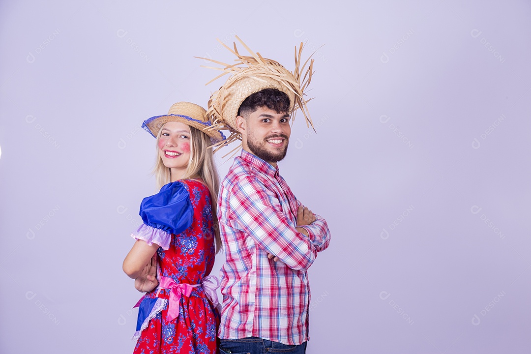 Lindo casal usando roupas típicas festa juninas sobre fundo isolado