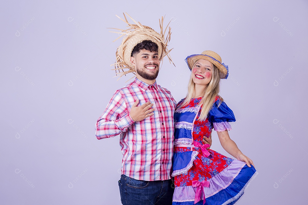 Lindo casal usando roupas típicas festa juninas sobre fundo isolado