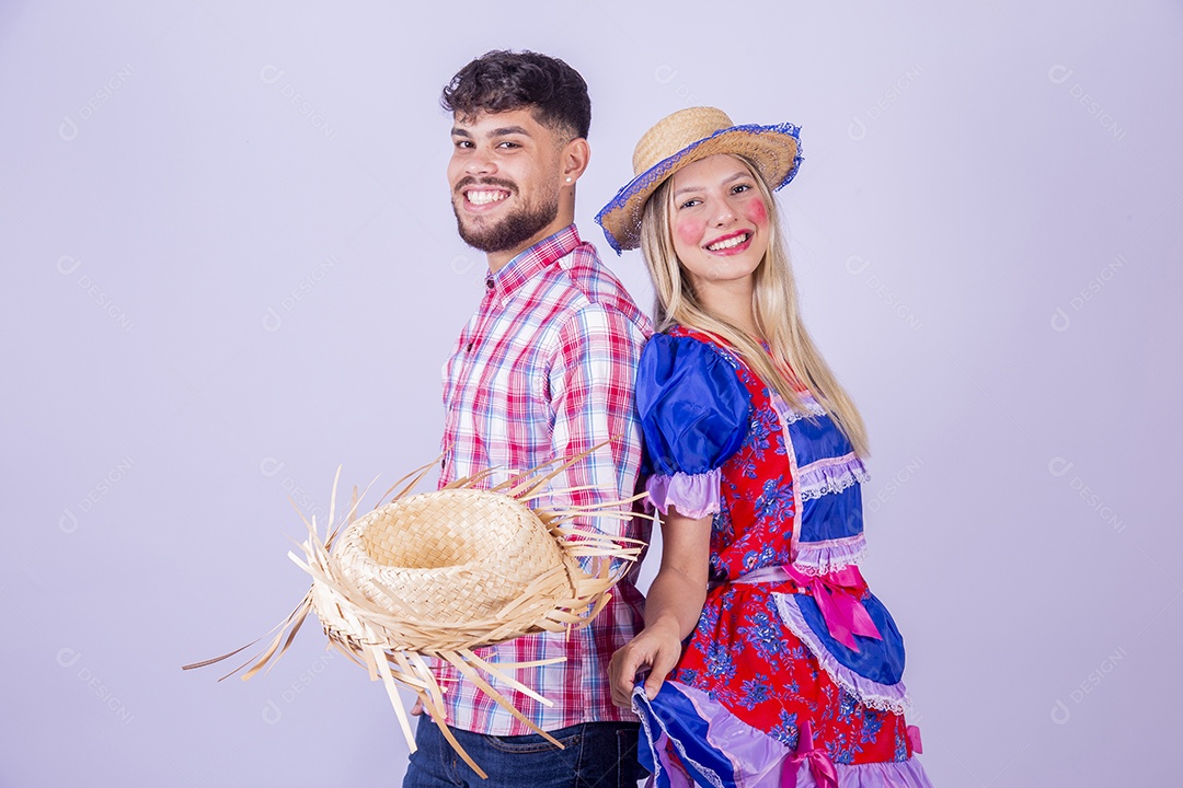 Lindo casal usando roupas típicas festa juninas sobre fundo isolado