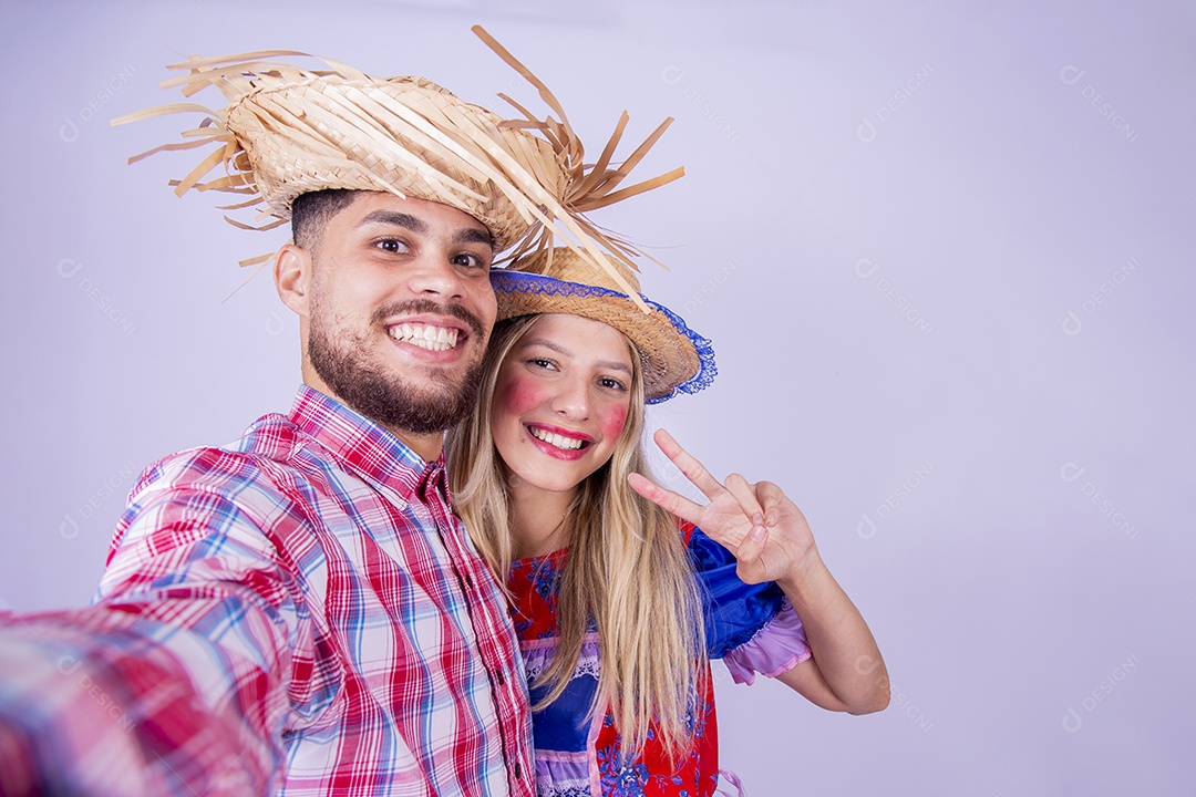 Lindo casal usando roupas típicas festa juninas sobre fundo isolado