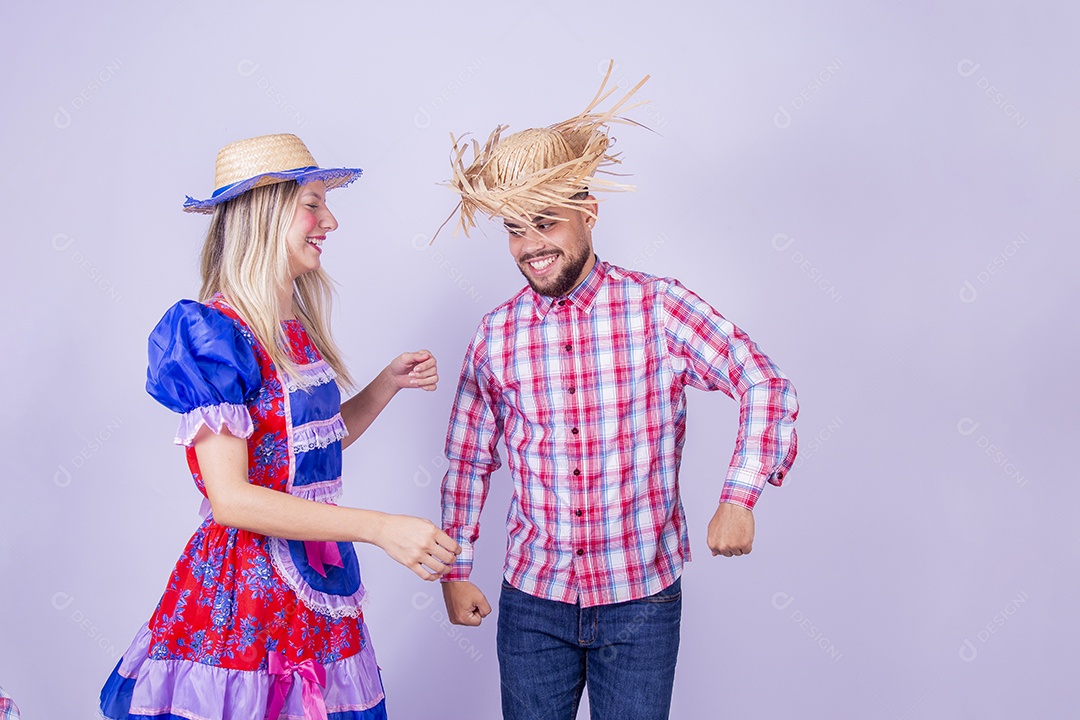 Lindo casal usando roupas típicas festa juninas sobre fundo isolado