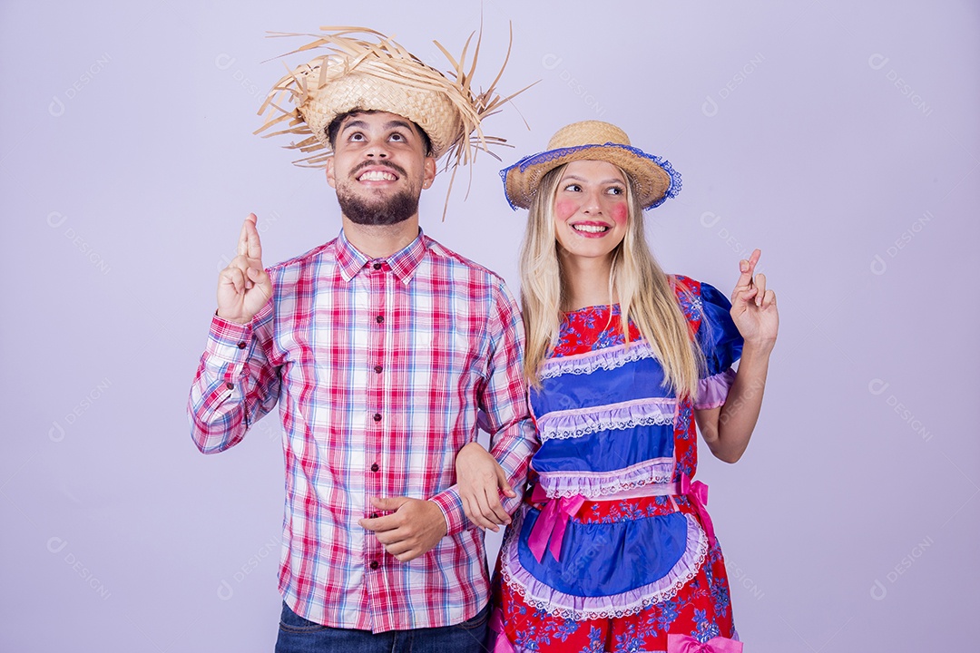 Lindo casal usando roupas típicas festa juninas sobre fundo isolado
