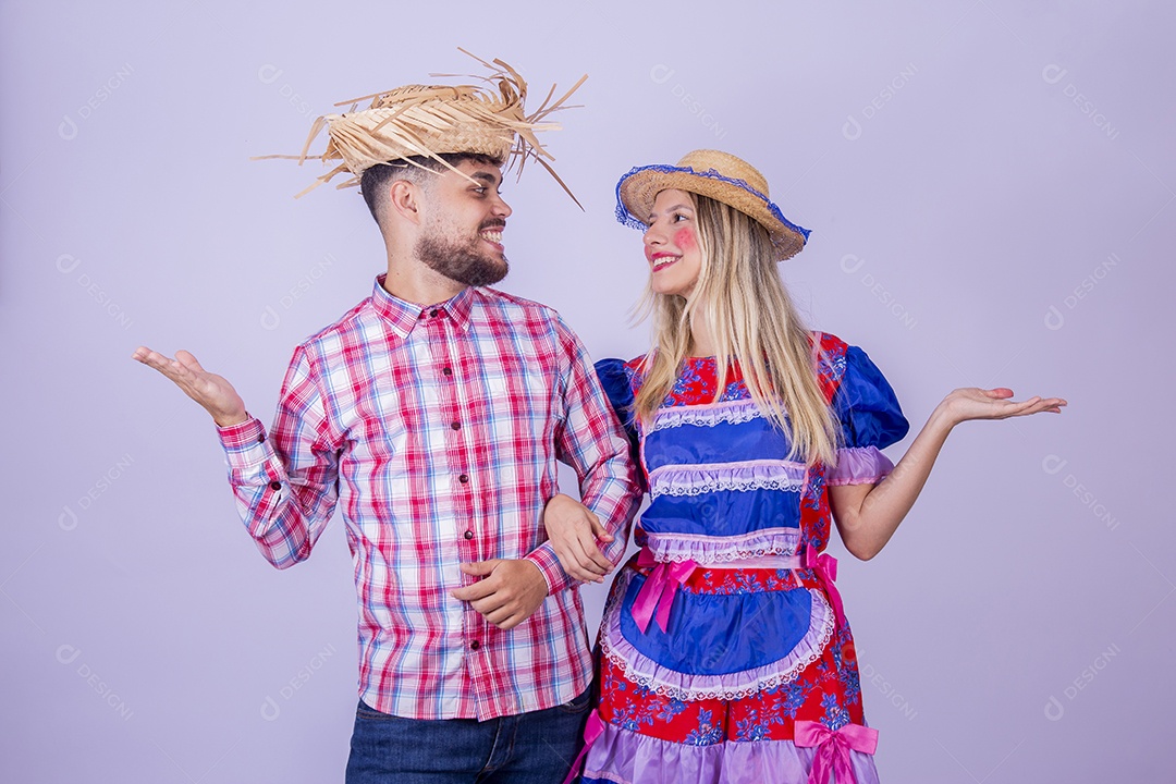 Lindo casal usando roupas típicas festa juninas sobre fundo isolado