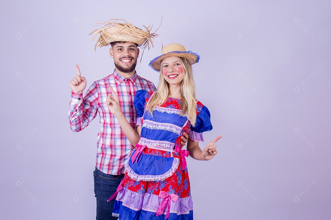 Lindo casal usando roupas típicas festa juninas sobre fundo isolado