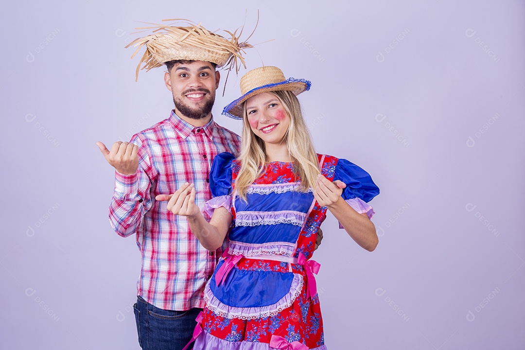 Lindo casal usando roupas típicas festa juninas sobre fundo isolado
