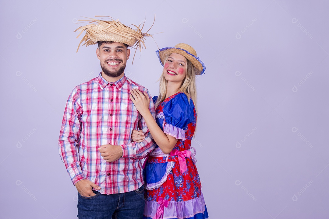 Lindo casal usando roupas típicas festa juninas sobre fundo isolado