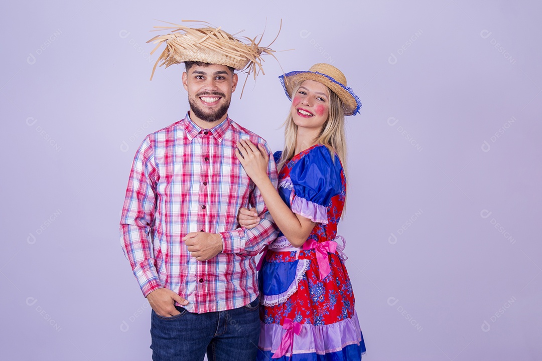 Lindo casal usando roupas típicas festa juninas sobre fundo isolado