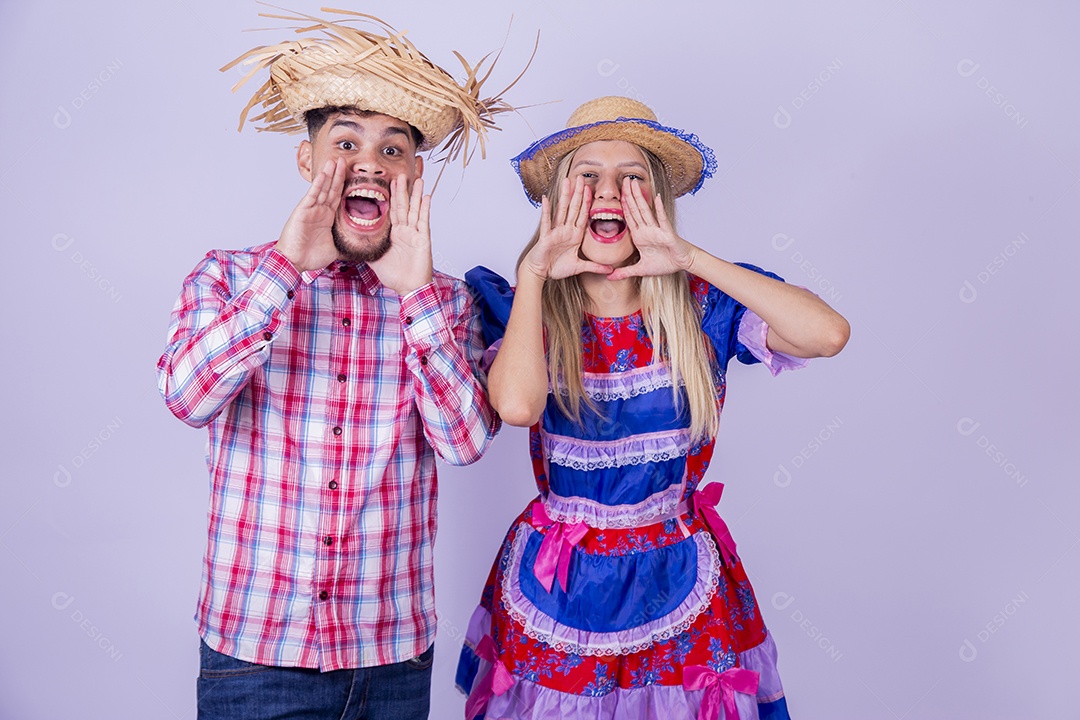Lindo casal usando roupas típicas festa juninas sobre fundo isolado