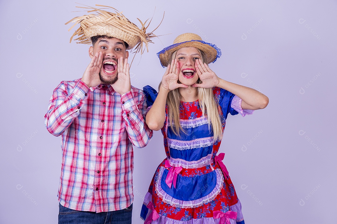 Lindo casal usando roupas típicas festa juninas sobre fundo isolado