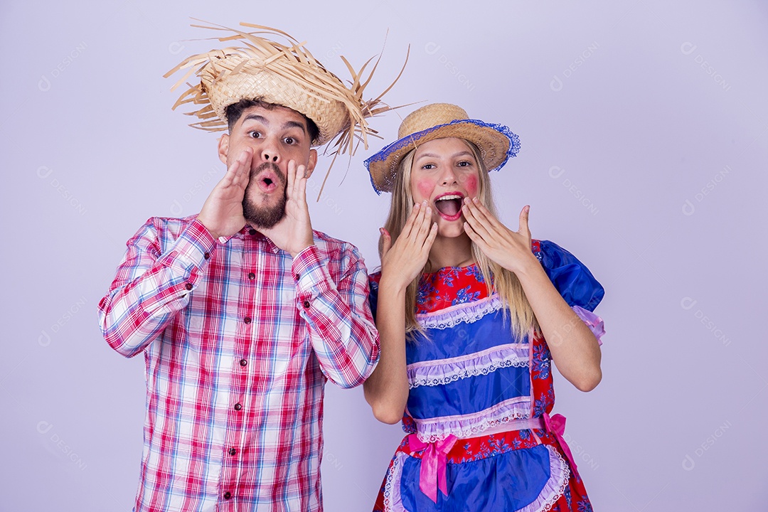 Lindo casal usando roupas típicas festa juninas sobre fundo isolado