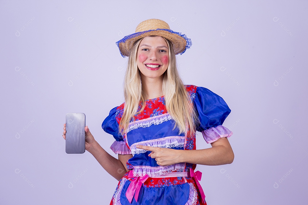 Linda mulher jovem fantasiada celebrando festas juninas sobre fundo isolado