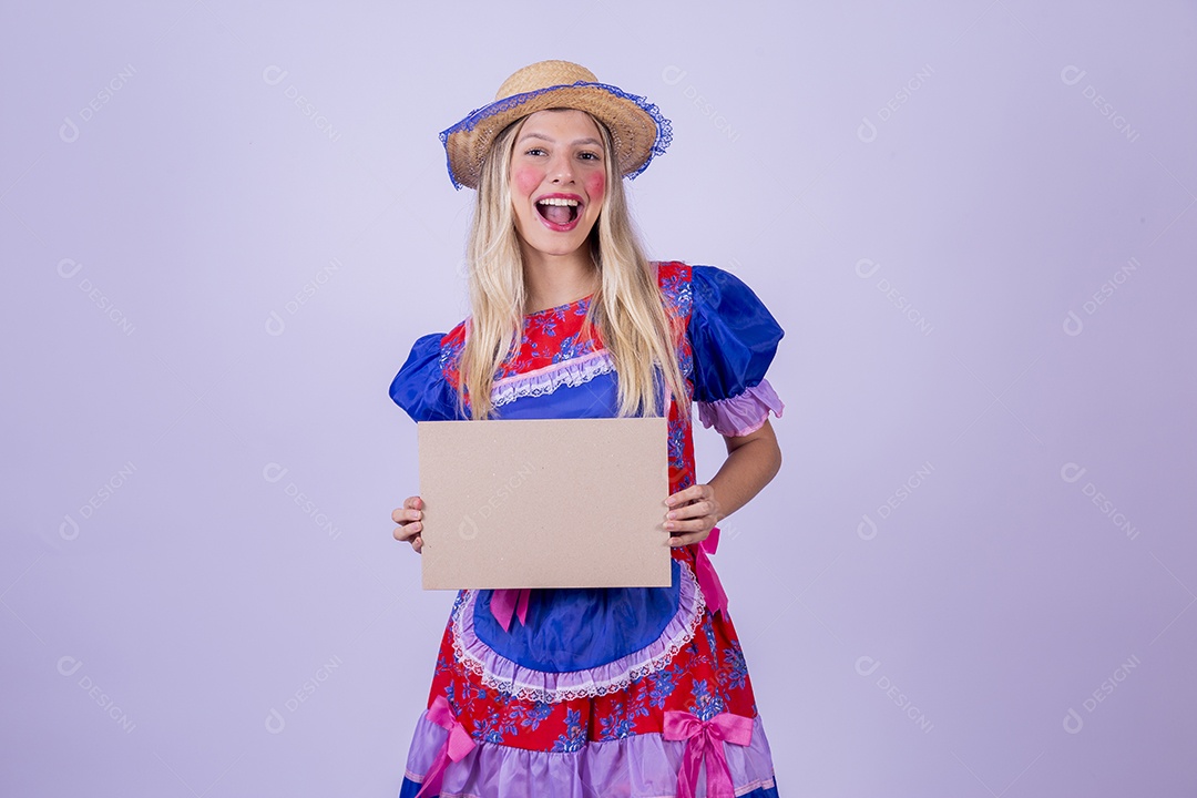 Linda mulher jovem fantasiada celebrando festas juninas sobre fundo isolado