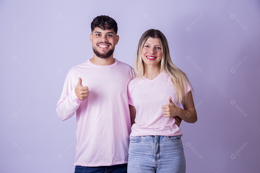 Casal de jovens felizes e sorridentes sobre fundo isolado