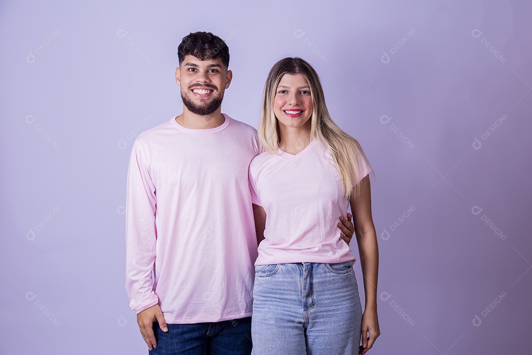 Casal de jovens felizes e sorridentes sobre fundo isolado