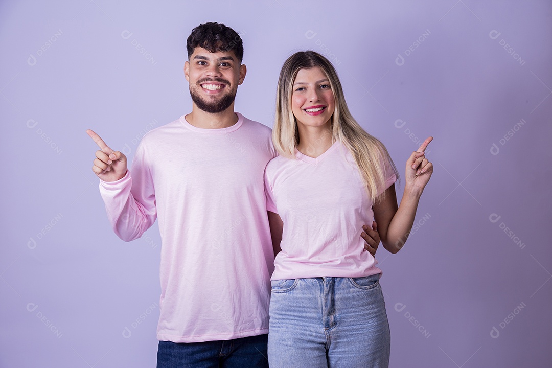 Casal de jovens felizes e sorridentes sobre fundo isolado