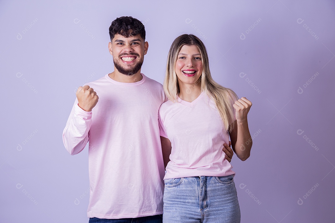 Casal de jovens felizes e sorridentes sobre fundo isolado