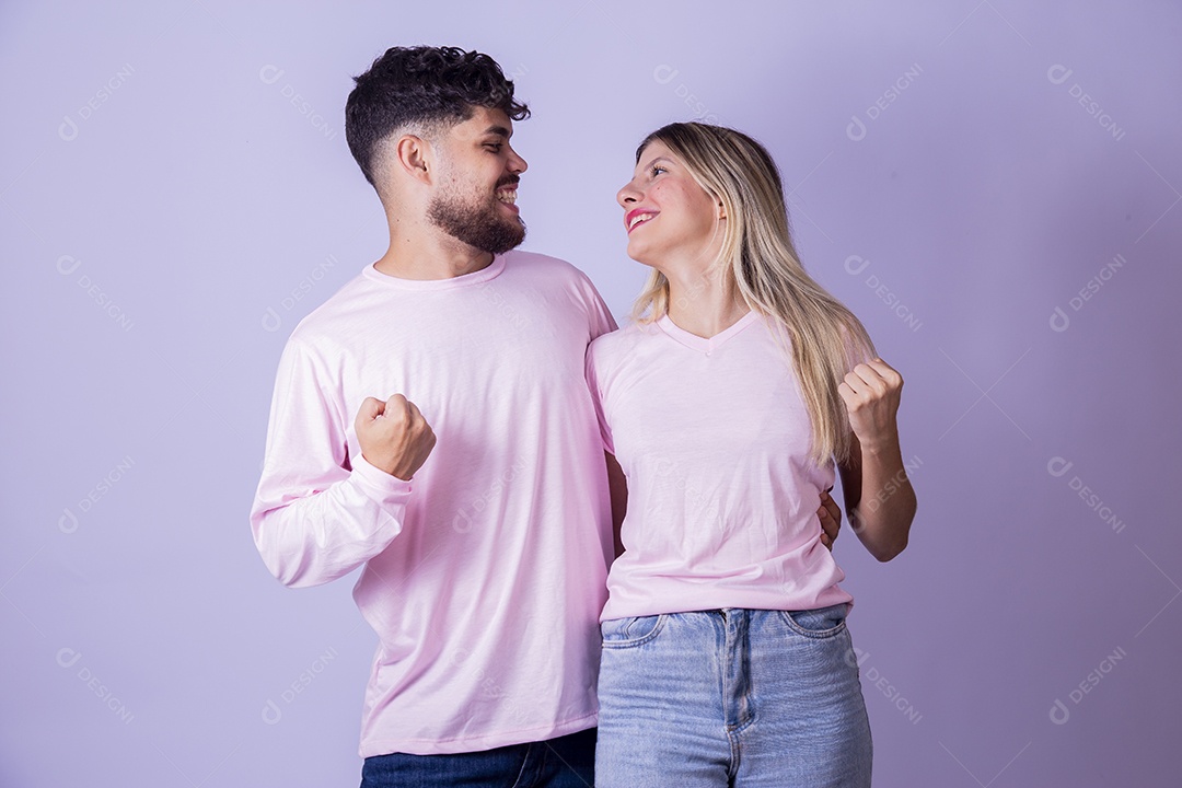 Casal de jovens felizes e sorridentes sobre fundo isolado