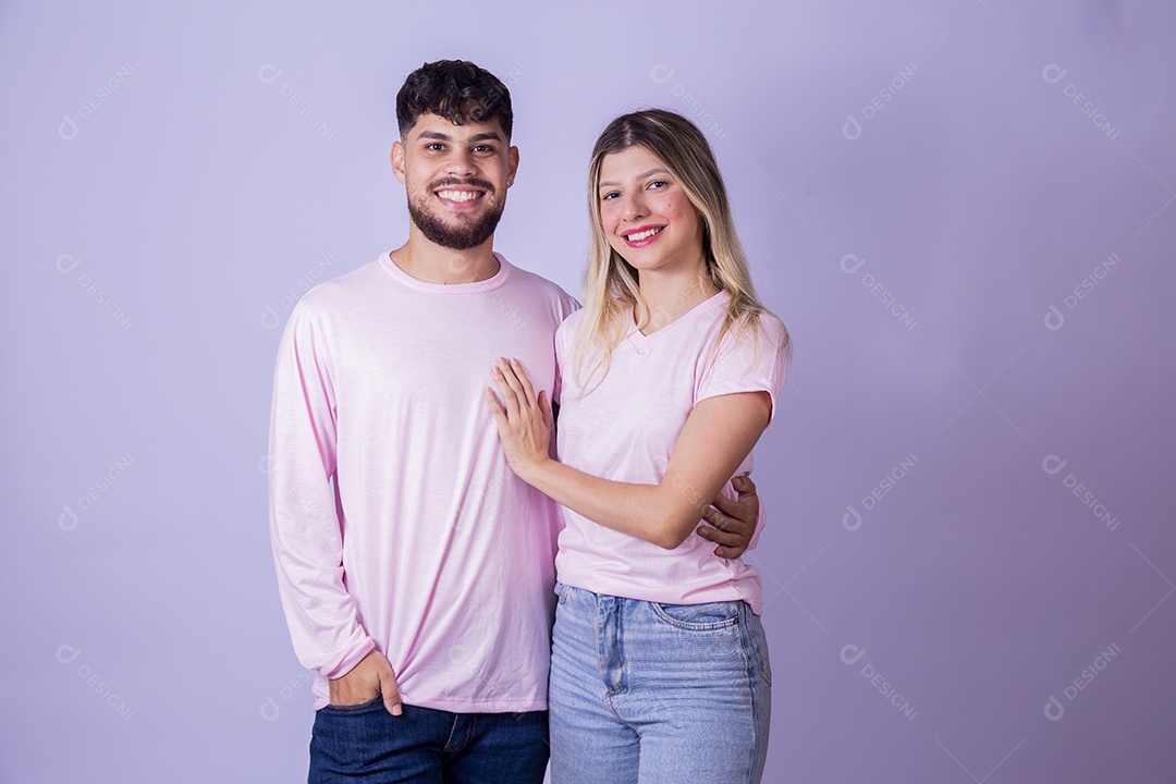 Casal de jovens felizes e sorridentes sobre fundo isolado