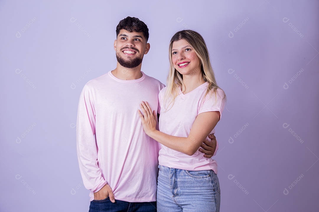 Casal de jovens felizes e sorridentes sobre fundo isolado