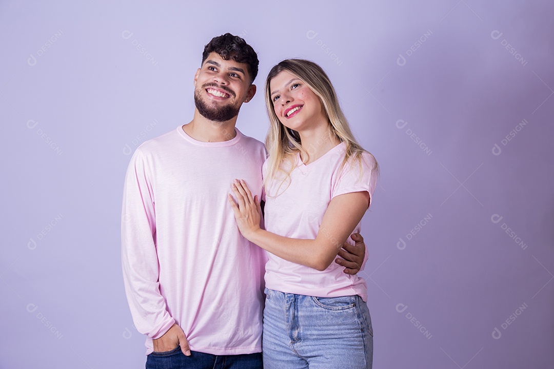 Casal de jovens felizes e sorridentes sobre fundo isolado
