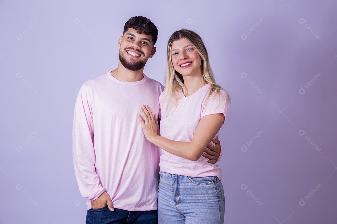 Casal de jovens felizes e sorridentes sobre fundo isolado