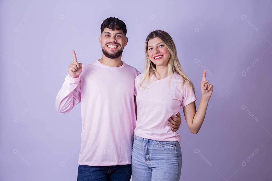 Casal de jovens felizes e sorridentes sobre fundo isolado