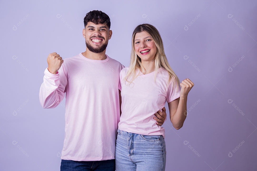 Casal de jovens felizes e sorridentes sobre fundo isolado