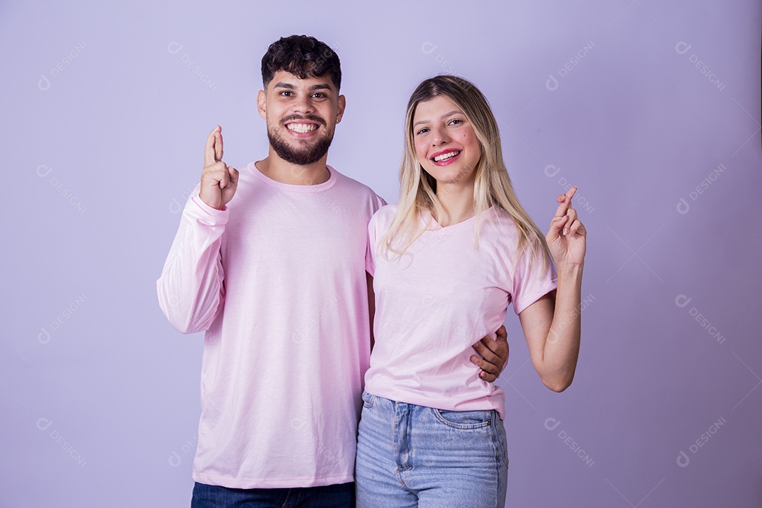 Casal de jovens felizes e sorridentes sobre fundo isolado