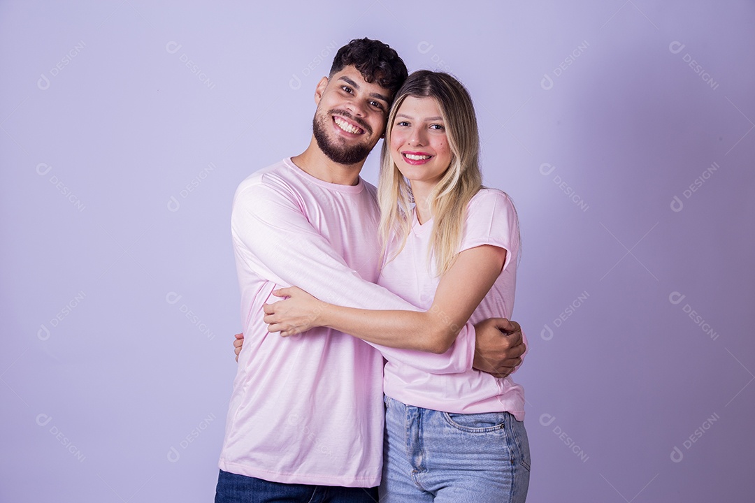 Casal de jovens felizes e sorridentes sobre fundo isolado