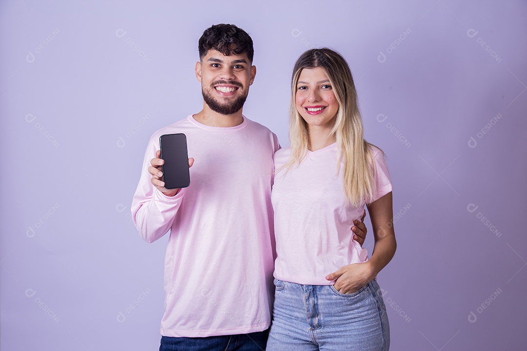 Casal de jovens felizes e sorridentes sobre fundo isolado