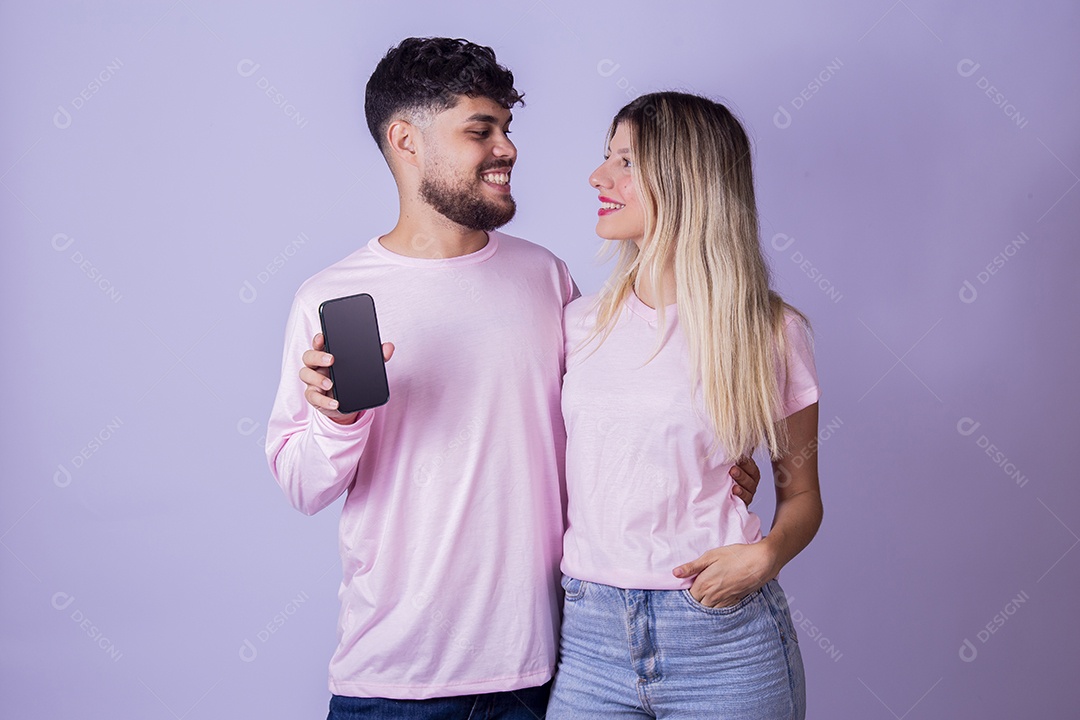 Casal de jovens felizes e sorridentes sobre fundo isolado
