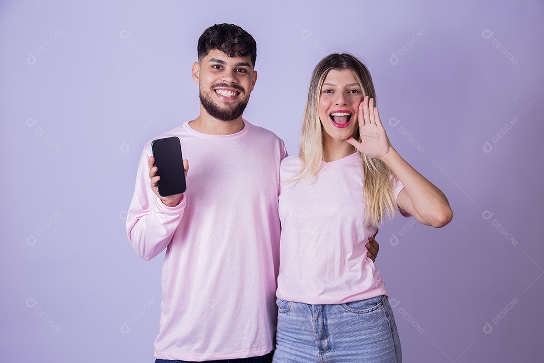 Casal de jovens felizes e sorridentes sobre fundo isolado
