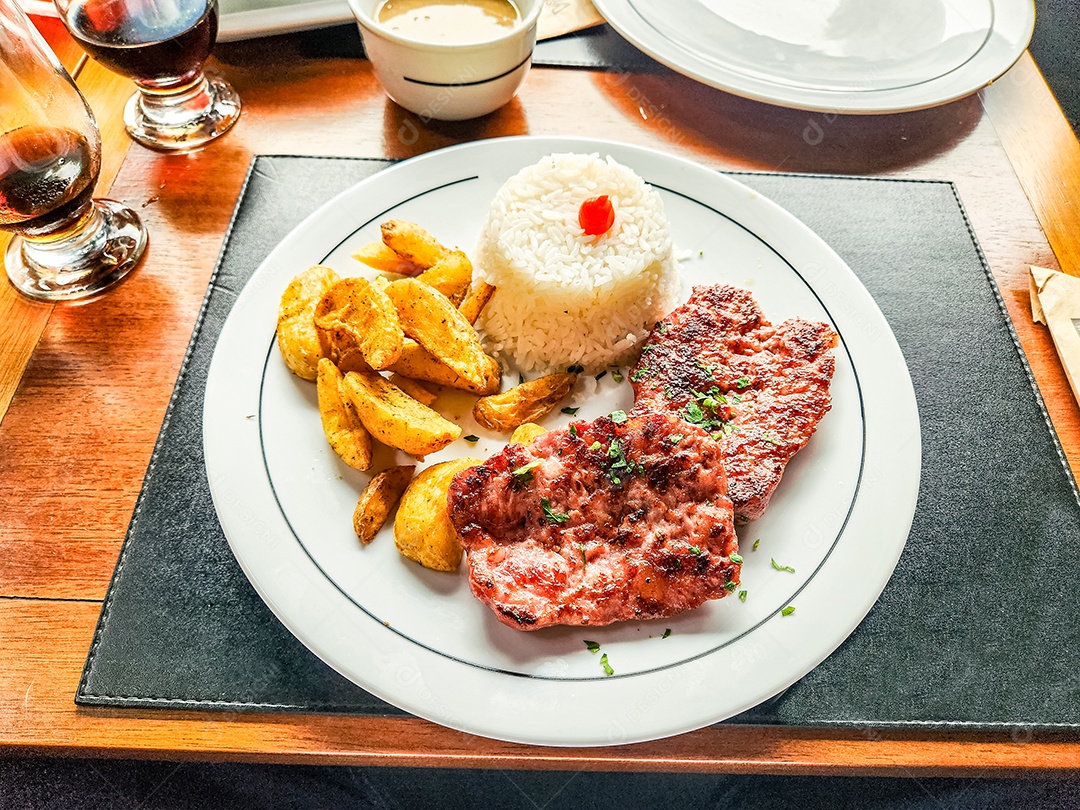Prato com arroz batata frita e linguiça calabresa