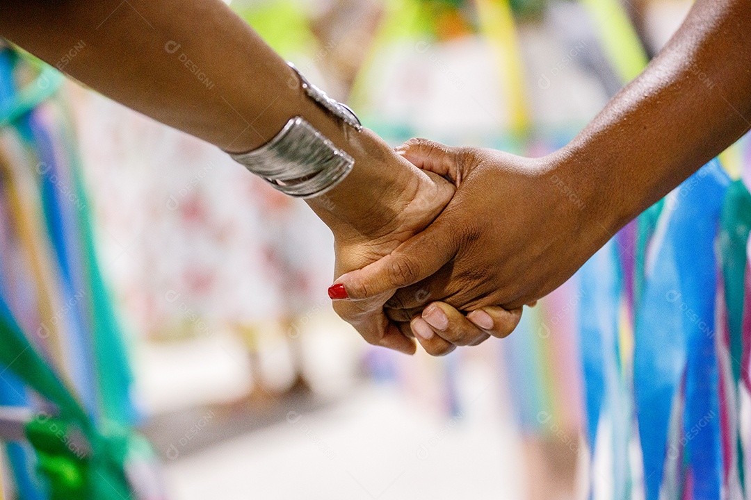 Mulheres de mãos dadas