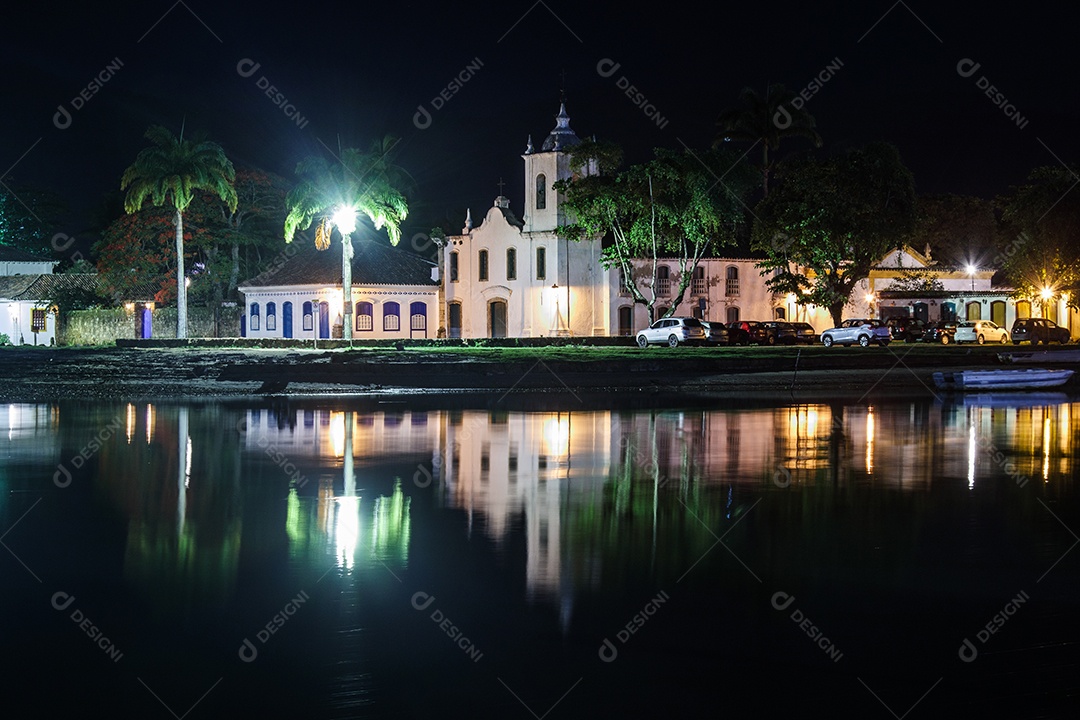 Rio Pereque aqui e a Igreja de nossa senhora das Dores ao fundo em Paraty