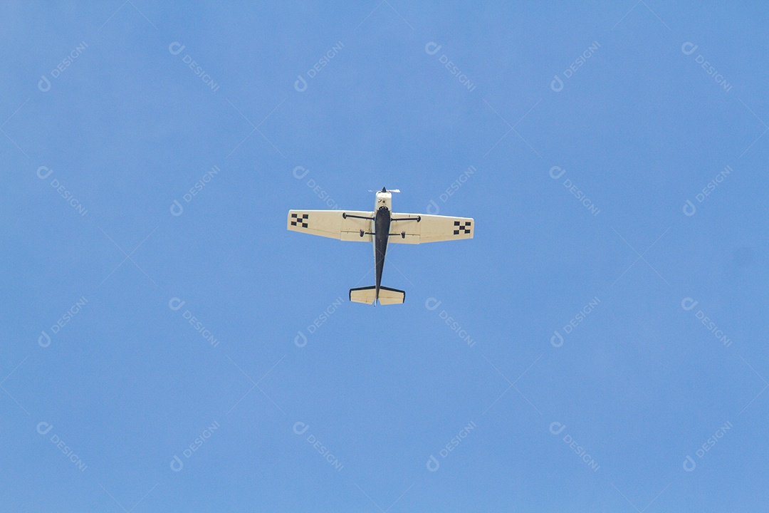 Avião monomotor voando com um lindo céu azul