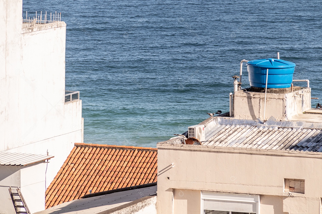 Praia de Ipanema vista do alto de um prédio no Rio de Janeiro