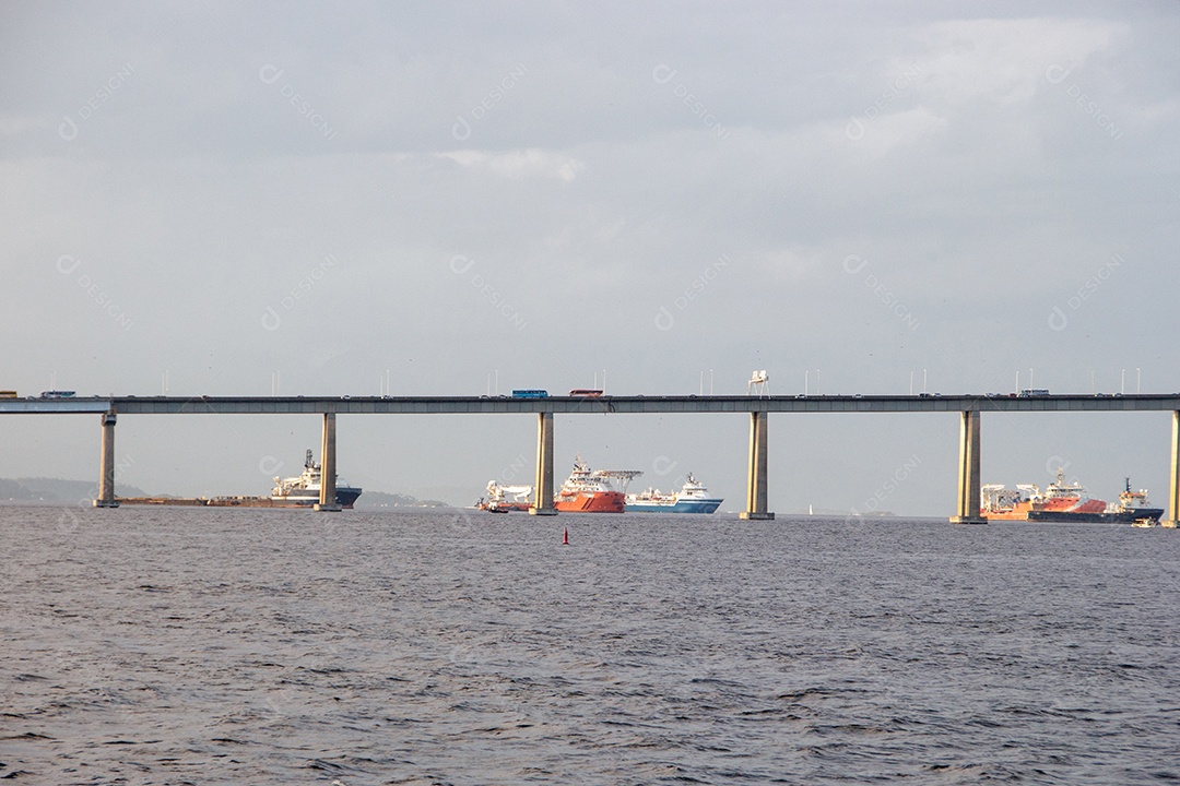 Barcos atracados na baía de Guanabara perto da ponte rio a Niterói
