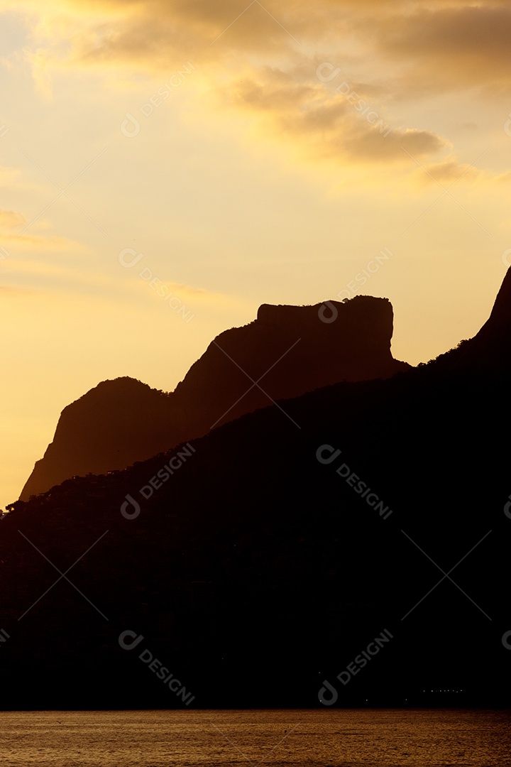 Silhueta da pedra da Gávea no Rio de Janeiro