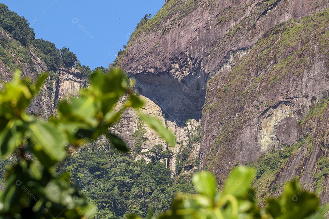 Vista da Pedra da Gávea da praia de São Conrado