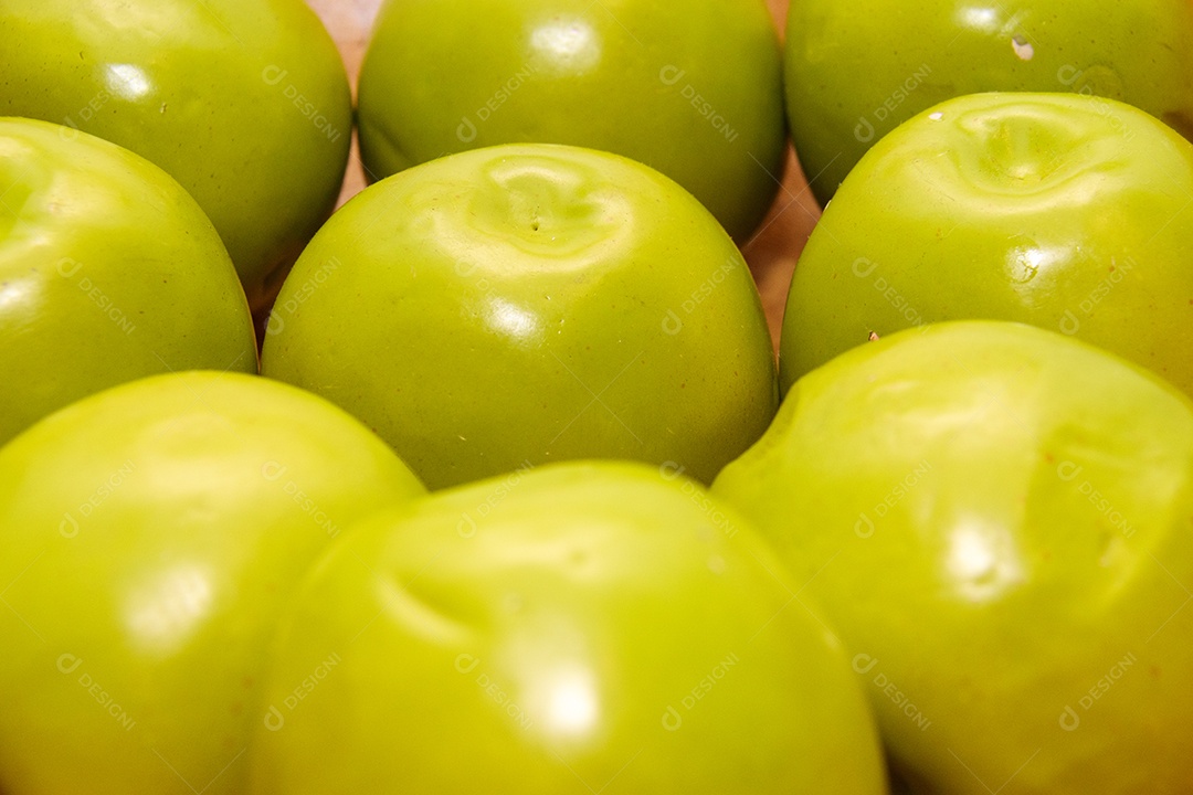 Maçã verde sobre uma mesa